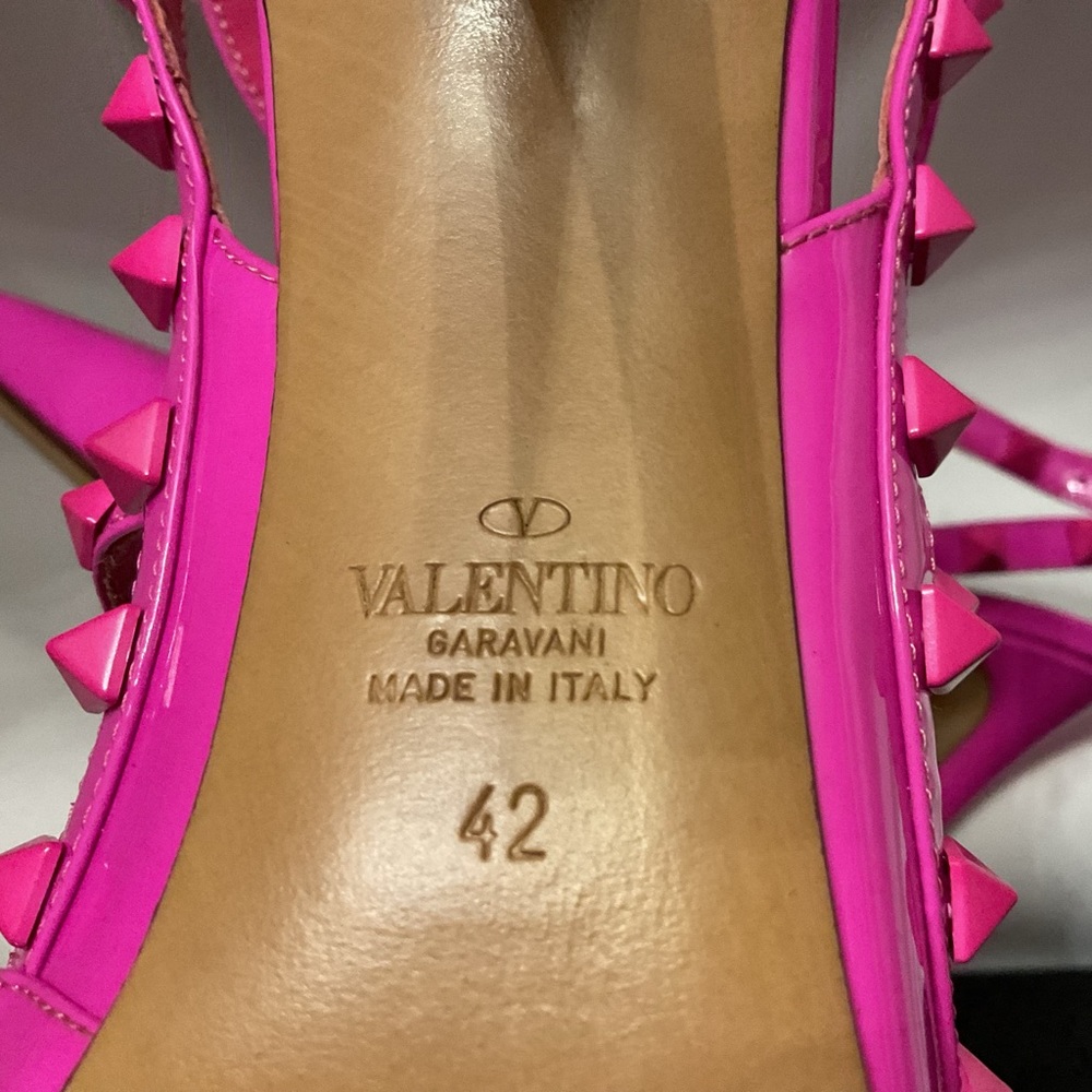Sold Barbie PINK Valentino Rockstuds Patent-Leather Pump w/Tonal Studs - Picture 3 of 6